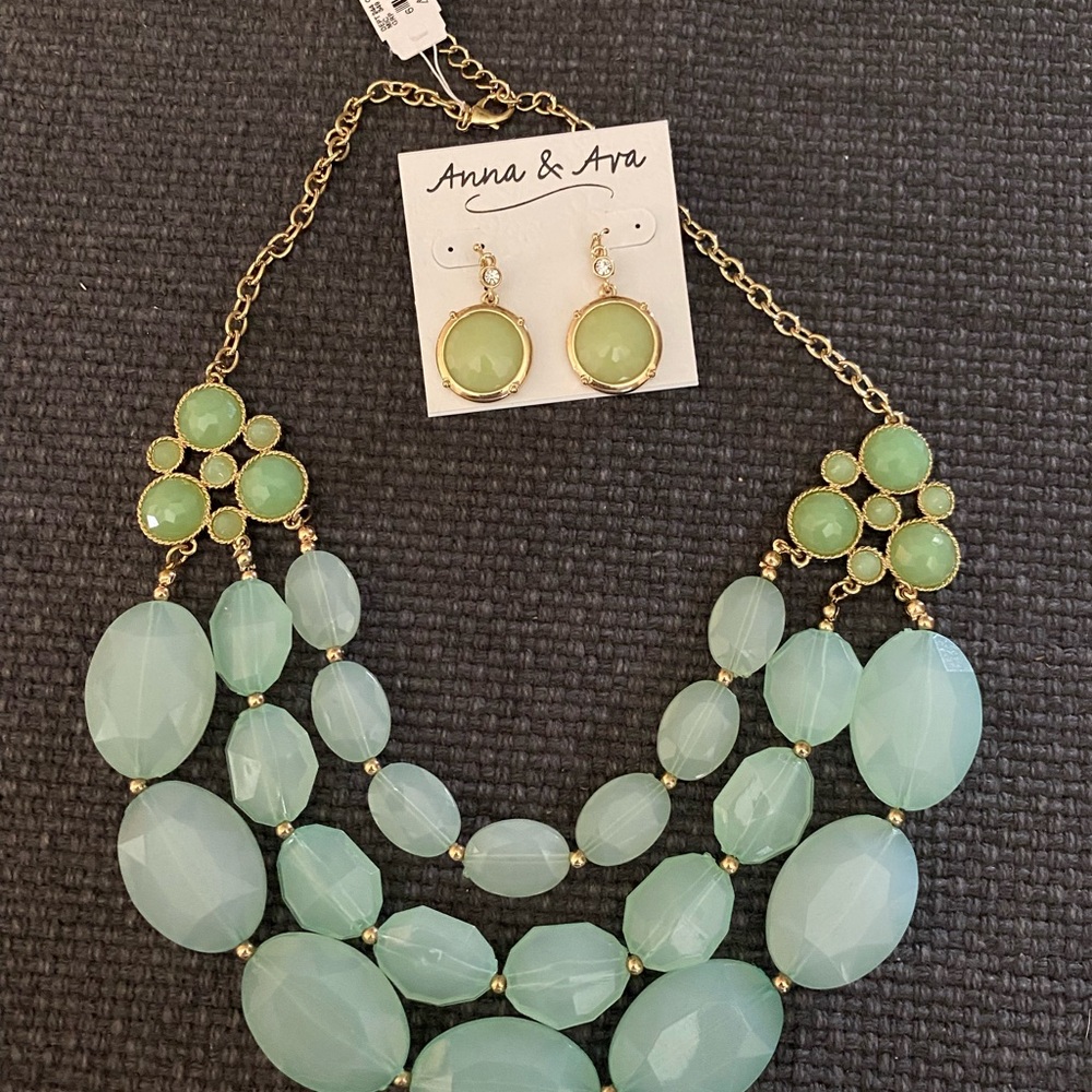 Anna and Ava necklace earring set